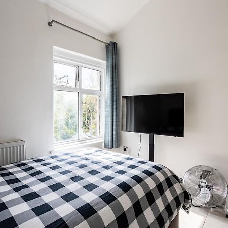 4 Bedroom House With Garden, Parking & 3 Mins Walking Distance From Train Station London Exteriör bild
