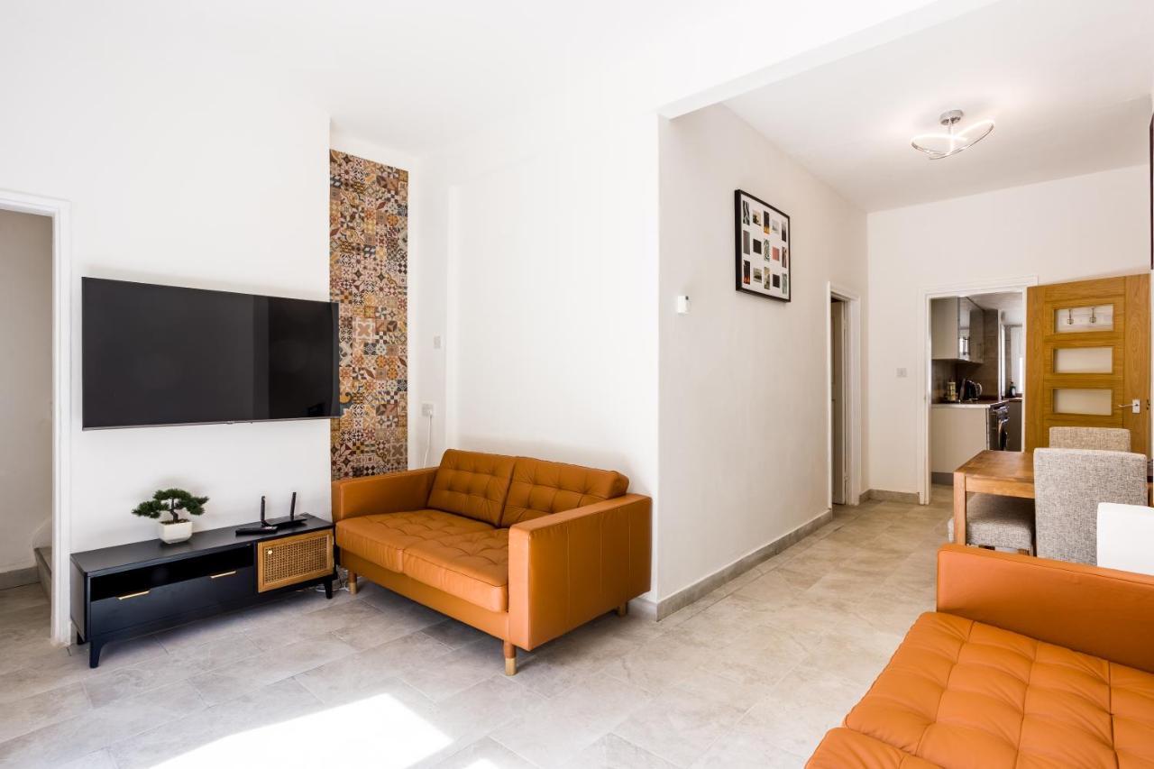 4 Bedroom House With Garden, Parking & 3 Mins Walking Distance From Train Station London Exteriör bild