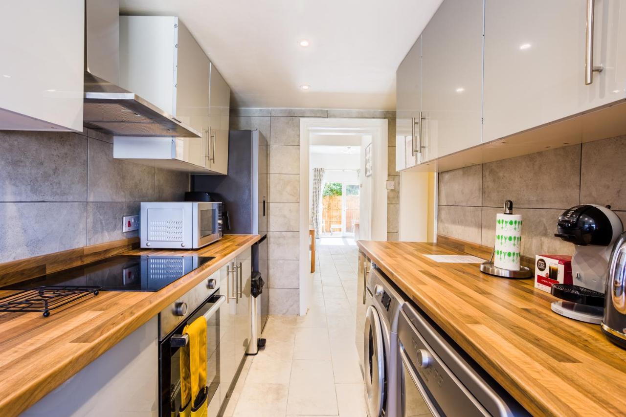 4 Bedroom House With Garden, Parking & 3 Mins Walking Distance From Train Station London Exteriör bild