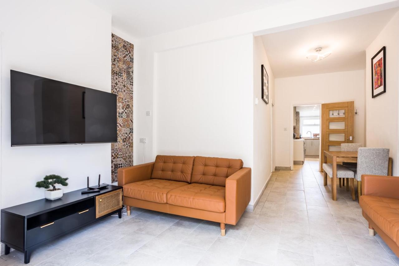4 Bedroom House With Garden, Parking & 3 Mins Walking Distance From Train Station London Exteriör bild