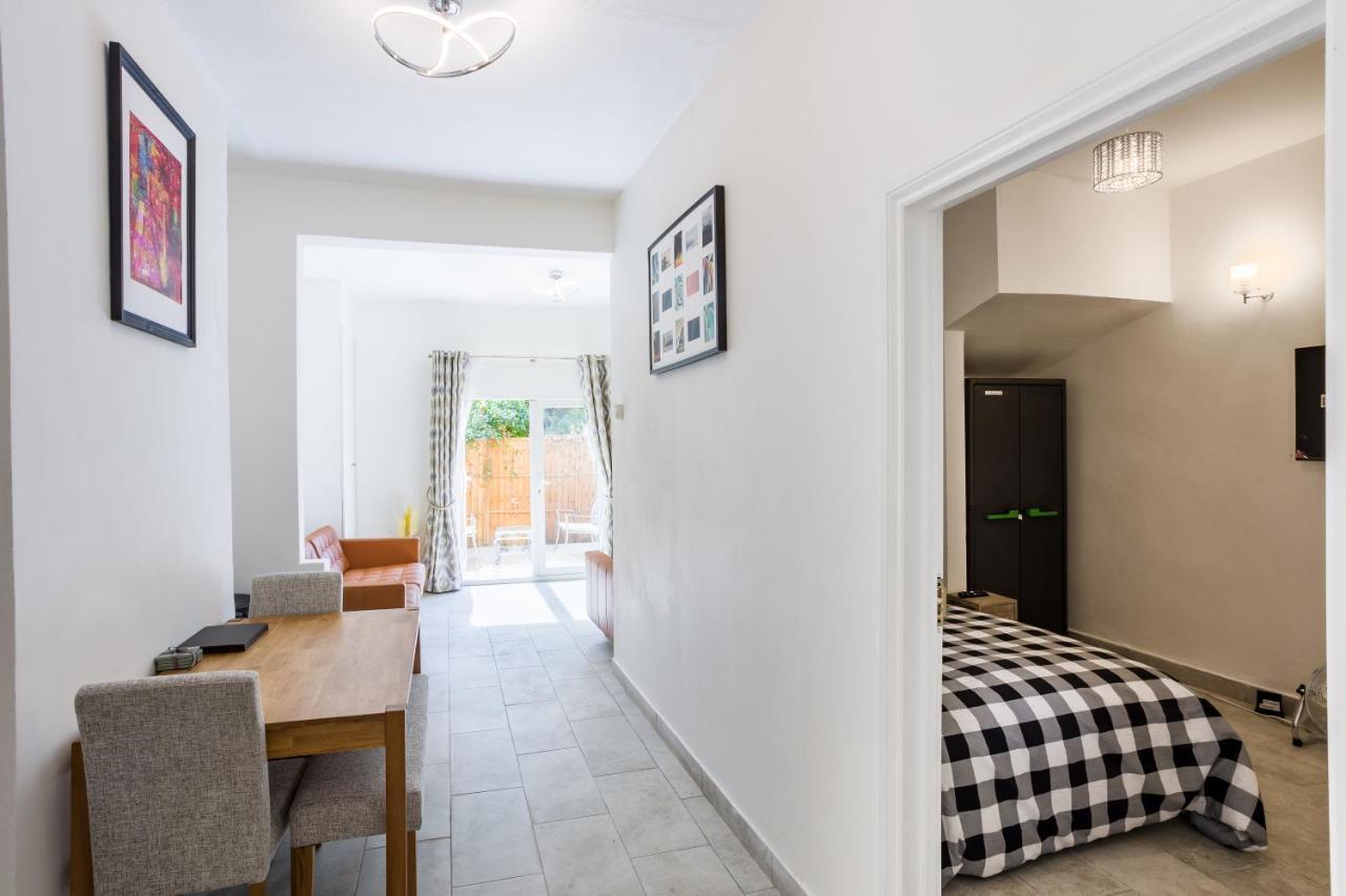 4 Bedroom House With Garden, Parking & 3 Mins Walking Distance From Train Station London Exteriör bild