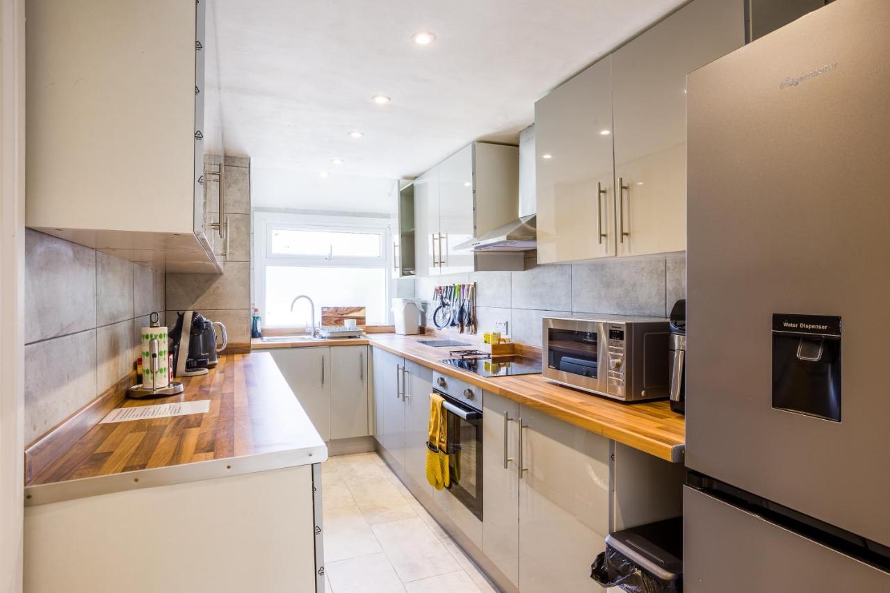 4 Bedroom House With Garden, Parking & 3 Mins Walking Distance From Train Station London Exteriör bild