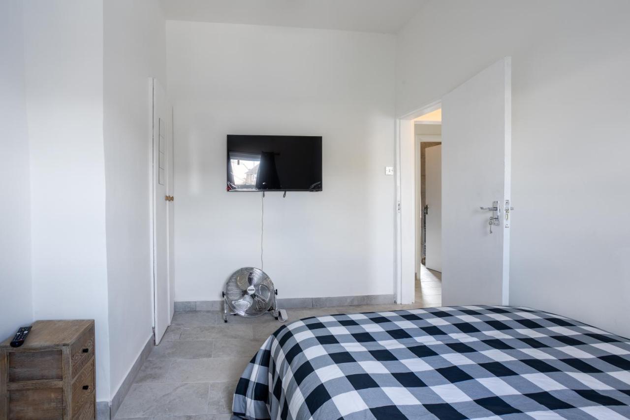 4 Bedroom House With Garden, Parking & 3 Mins Walking Distance From Train Station London Exteriör bild