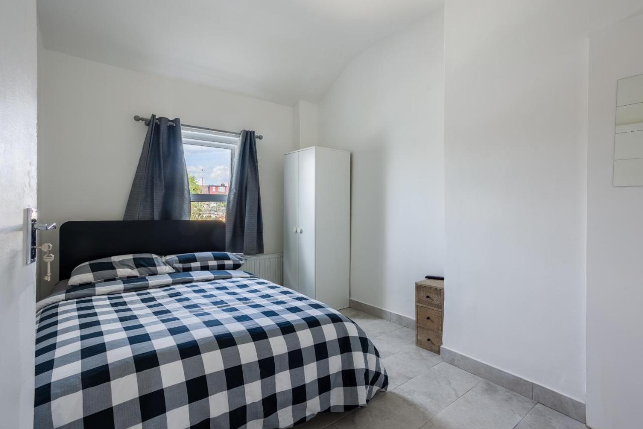 4 Bedroom House With Garden, Parking & 3 Mins Walking Distance From Train Station London Exteriör bild
