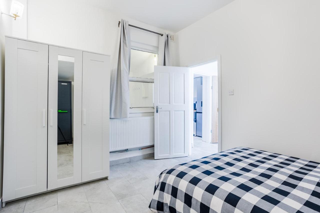 4 Bedroom House With Garden, Parking & 3 Mins Walking Distance From Train Station London Exteriör bild