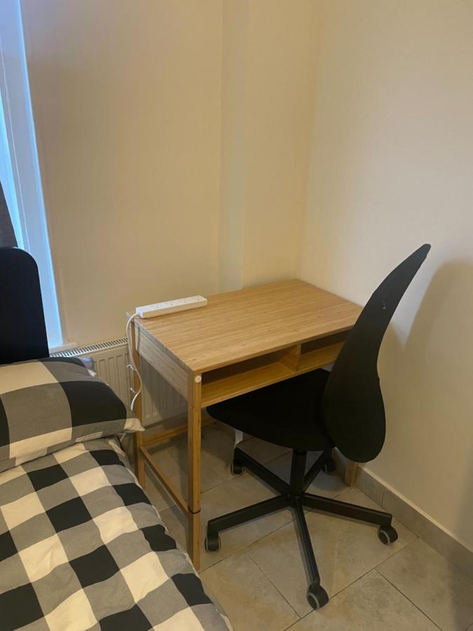 4 Bedroom House With Garden, Parking & 3 Mins Walking Distance From Train Station London Exteriör bild